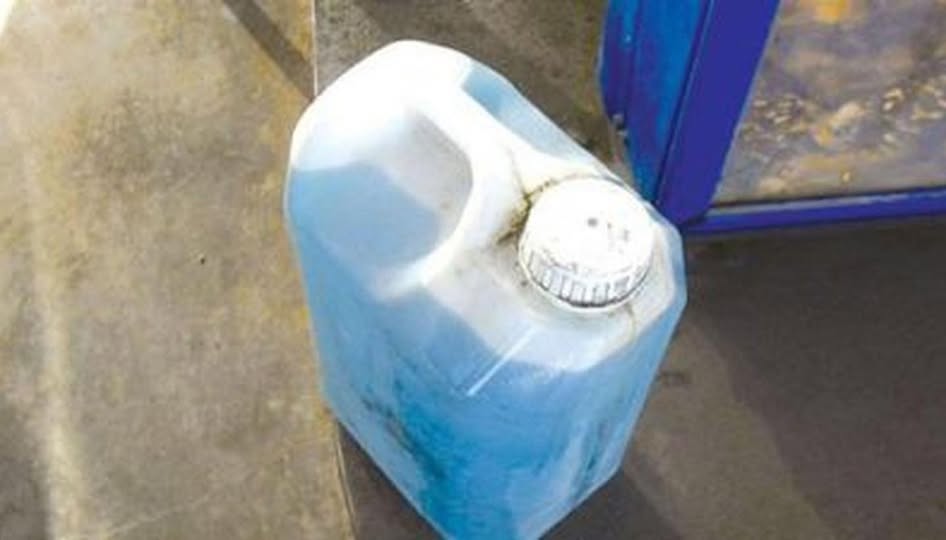 Arrojó nafta al patio de su  vecino tras una discusión  por ruidos molestos