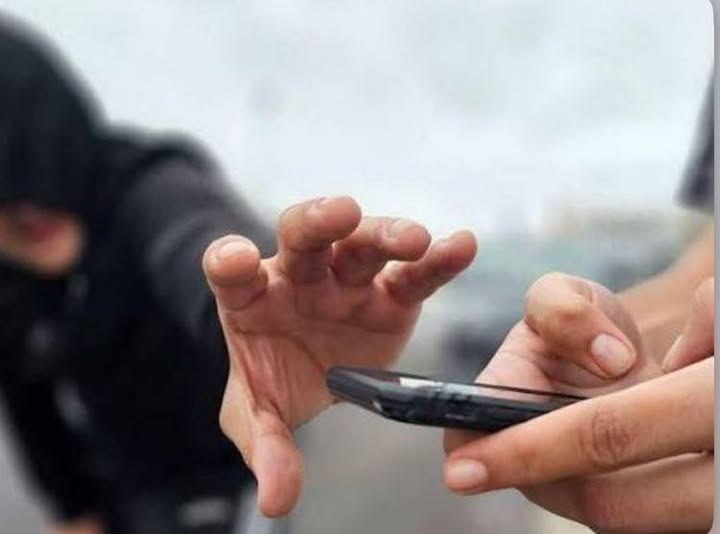 Caminaba de madrugada y fue asaltado por tres menores