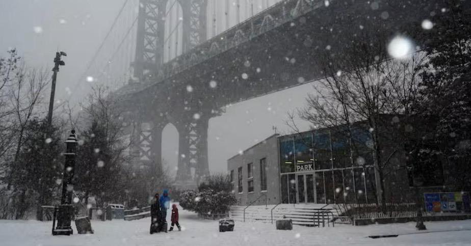 Tormenta en Estados Unidos:  30 muertos, 31 grados bajo cero,  vuelos cancelados personas sin luz