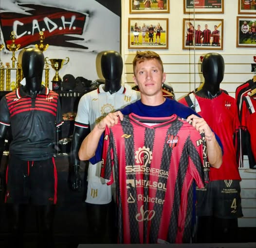 Robertino Seratto volvió a Douglas y renovó su vínculo contractual