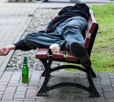 Borracho en la madrugada: se durmió en la vía pública y lo desvalijaron