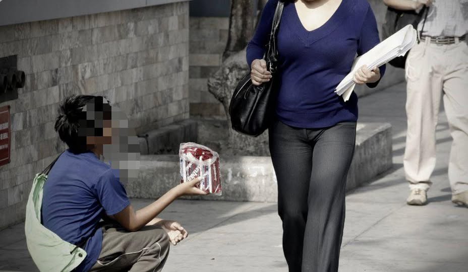 Investigan la situación de dos niños que serían vistos solos en la calle