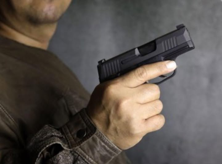 Tensión entre vecinos: lo apuntó con una 9 milímetros y lo amenazó