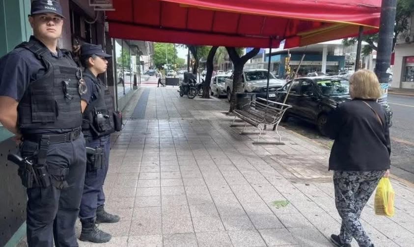 Refuerzan zonas comerciales con 40 nuevos policías en la calle