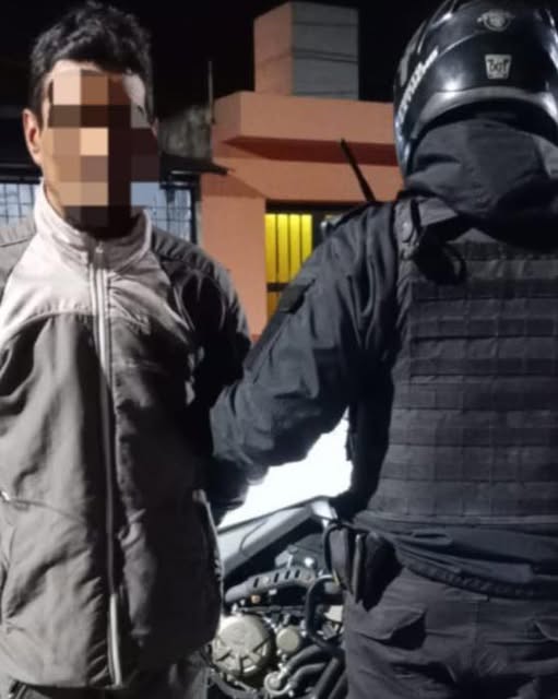 Lo interceptaron en la calle con flores de marihuana y terminó detenido 