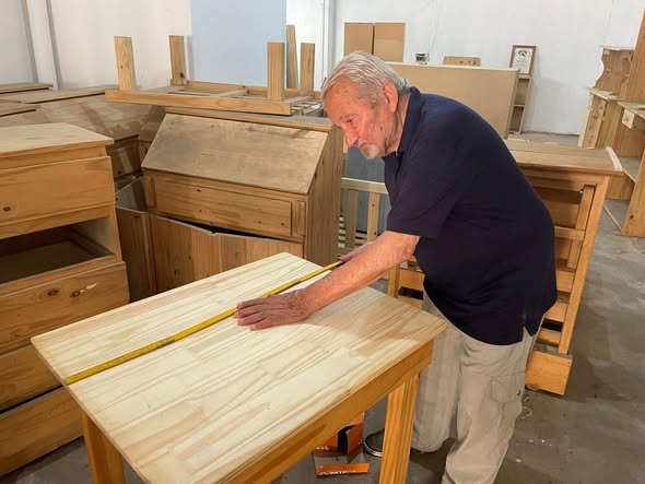 Cuando la madera guarda memoria:  los 63 años de La Viruta Muebles