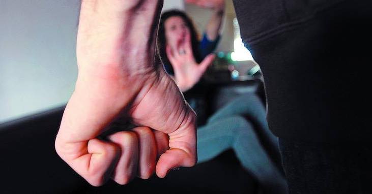 Golpeó a su ex y le robó dinero  destinado a un estudio médico de  su hijo discapacitado de 3 años