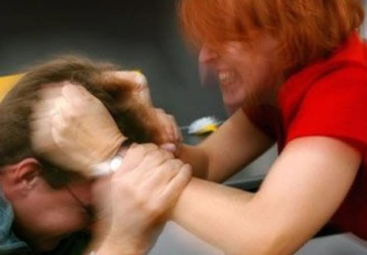 Si los hermanos se pelean,  los devoran los de afuera: lo mordió y atacó a trompadas