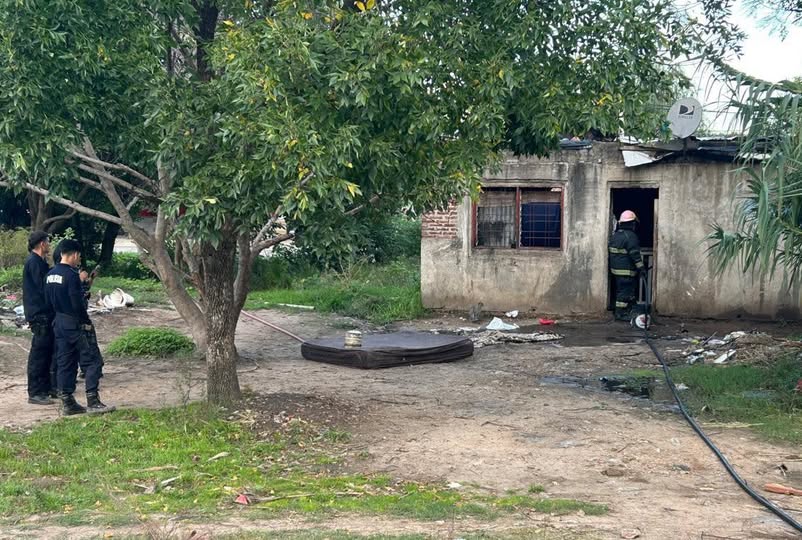 Bomberos Voluntarios controlaron un incendio en una casa de Magnani al 4000