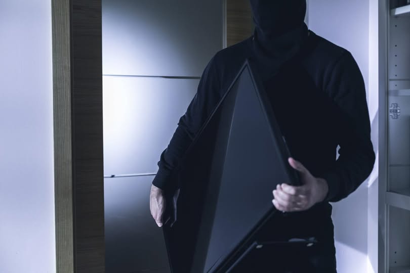 Entraron a una vivienda y robaron un televisor  y 30 cuchillos facones