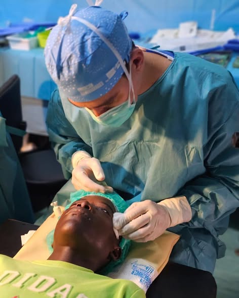 El pergaminense Ezequiel Aranda con la Fundación Elena Barraquer le devolvieron la visión a 410 personas en Mozambique