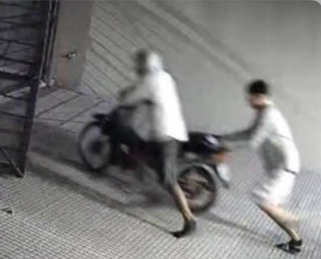 Le robaron la moto de su casa mientras dormía: forzaron el portón y escaparon