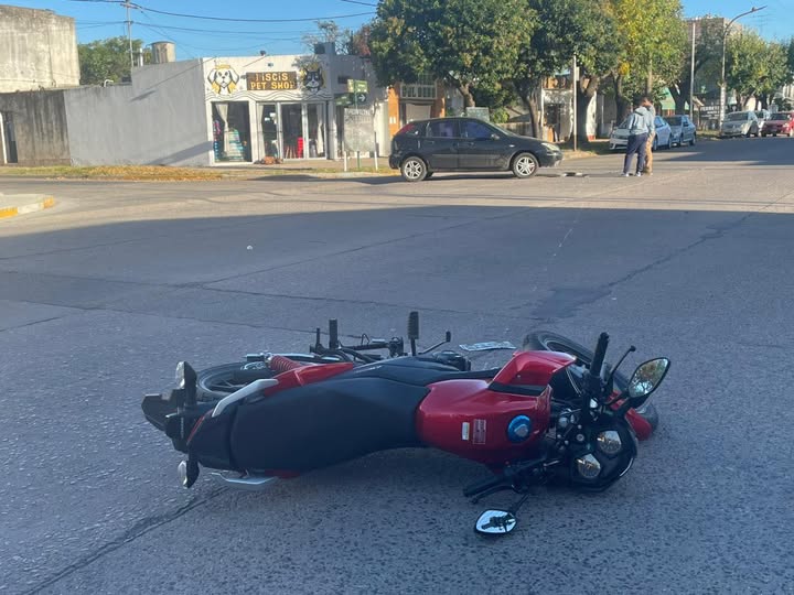 Choque entre auto y moto en Salta y Ameghino: una mujer fue hospitalizada