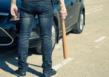 Amenazado con un bate de béisbol: denunció a un vecino con el que tenía conflictos previos