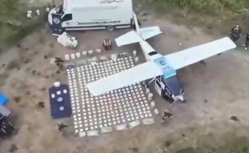 Golpe al narcotráfico: incautaron una avioneta con más de 400 kilos de cocaína en Santa Fe