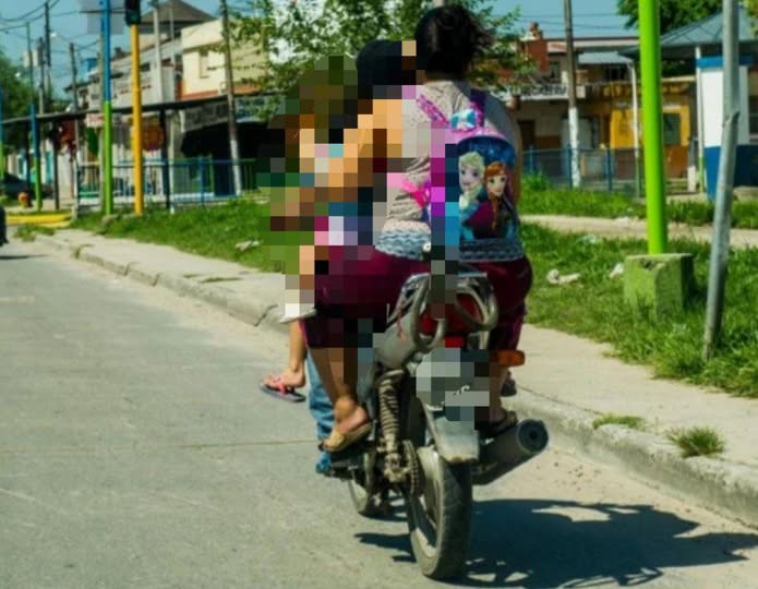 Iba en moto con su ex  y su hija de 7 años, las  tiró al asfalto y huyó 