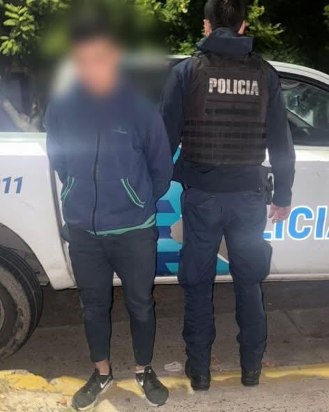 Piedrazos y tensión en la madrugada: dos aprehendidos tras disturbios en la vía pública