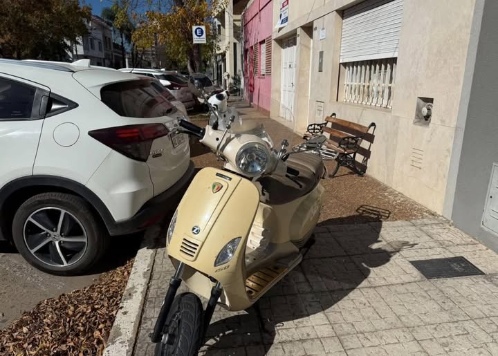 Motos en las veredas: una barrera cotidiana para peatones y personas con discapacidad