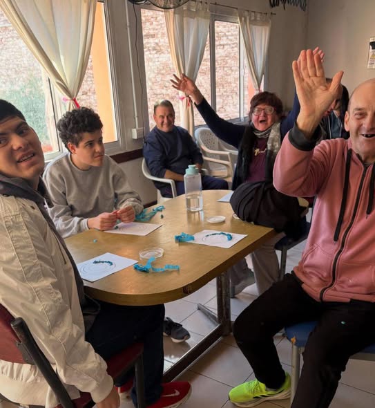 Los chicos del Hogar San Camilo confeccionaron escarapelas para celebrar las tradiciones patrias