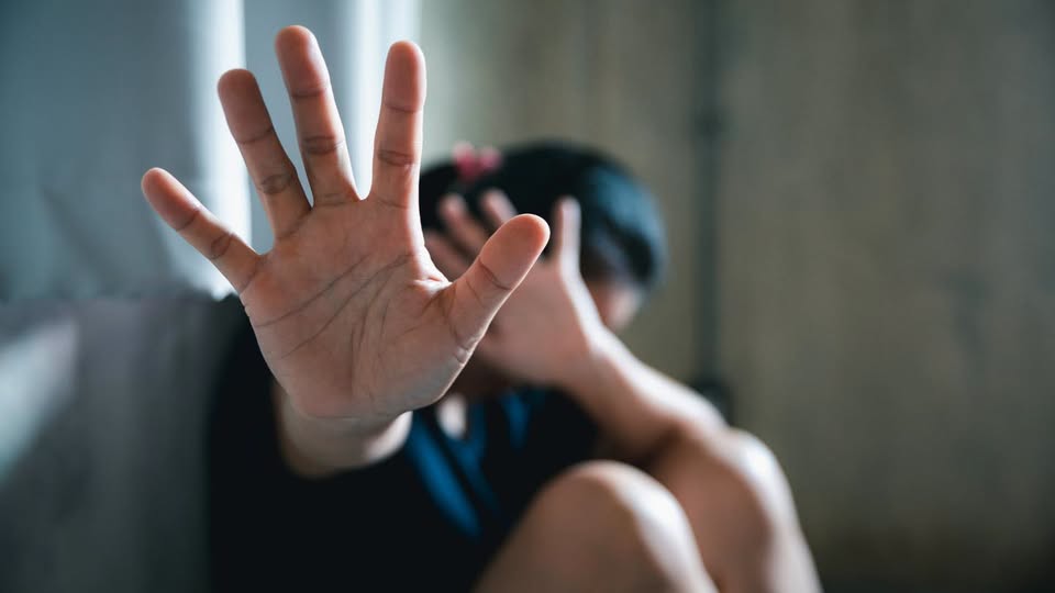 Golpeó a su pareja y a su hija de 7 años: terminó detenido