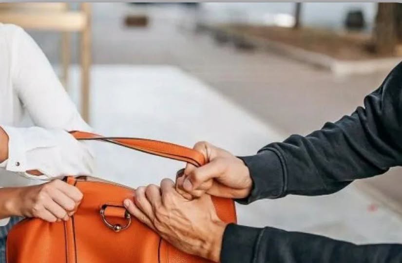 Violento robo a una jubilada: le arrebataron $549 mil en plena calle