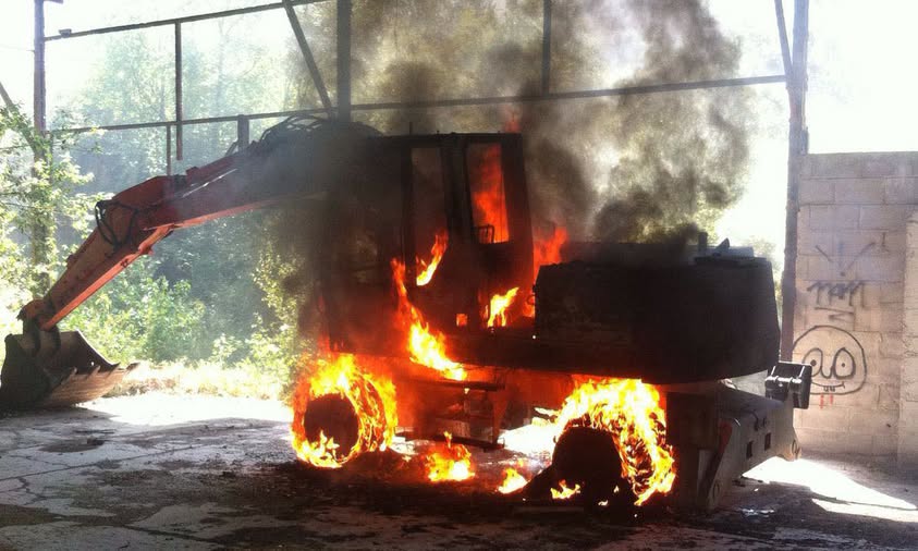 Investigan el incendio de dos máquinas viales en un predio rural de Urquiza