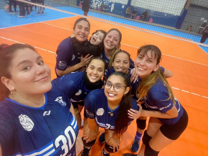 Viajantes en la semifinal en  tercera división de voleibol 
