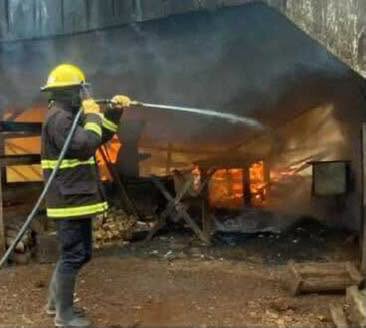 Investigan un incendio intencional que destruyó un galpón y una camioneta