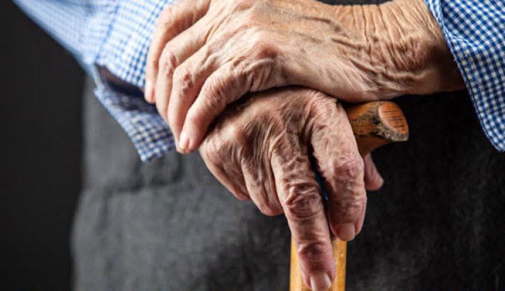 Violento robo a un hombre de 76 años: lo golpearon, le robaron dinero y lo dejaron encerrado
