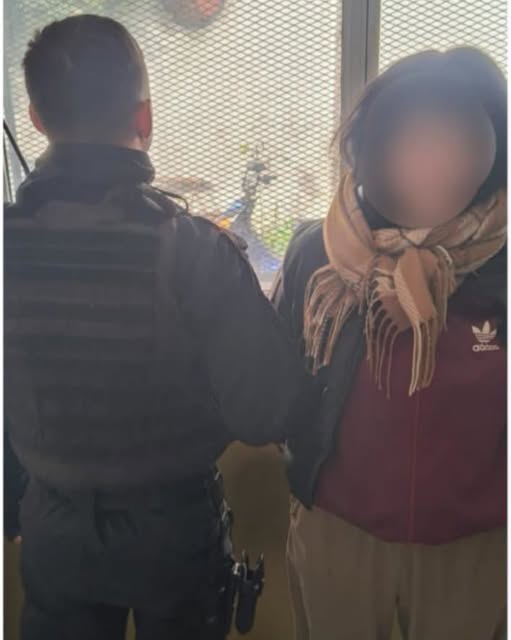 La interceptaron en la calle y descubrieron que tenía tres pedidos de captura activos