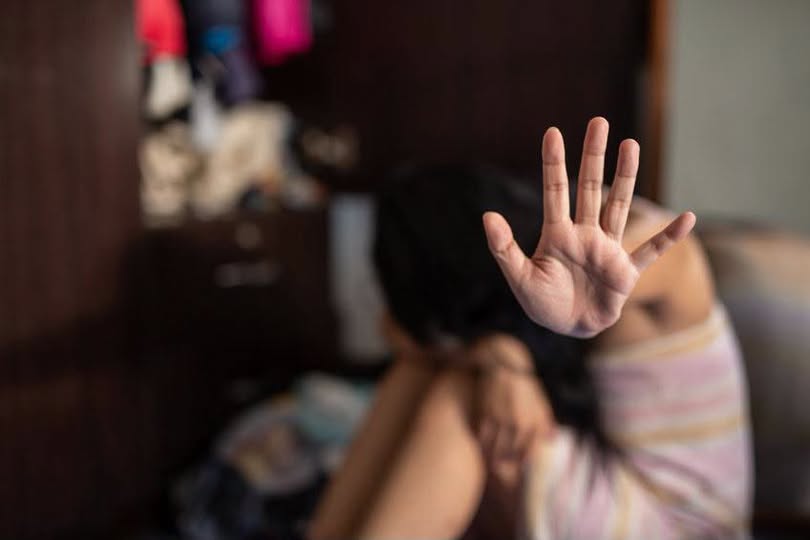 Le pegó, la tomó del cuello y la escupió: el acusado ya tenía varias denuncias previas