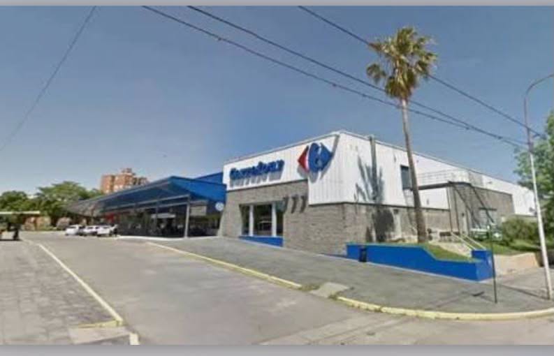 Robaron las dos sucursales de Carrefour en una misma noche