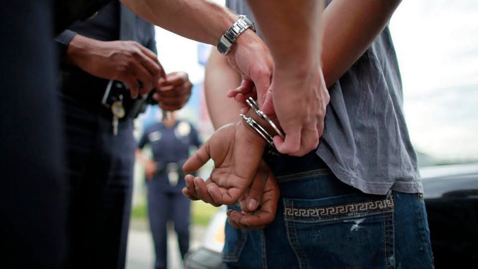 Intentó agredir a policías que intervinieron en un conflicto vecinal y terminó aprehendido