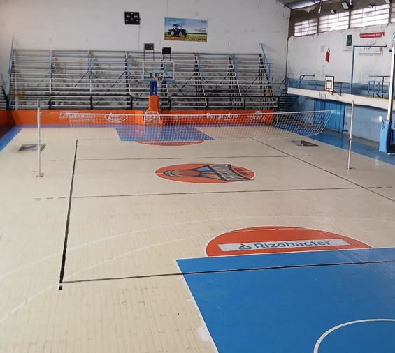 Juventud recupera una parte de su historia: renace la cancha de vóley de calle Biscayart