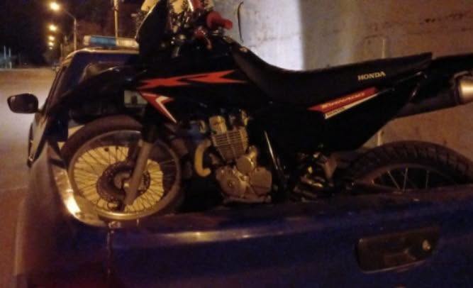 Manejaba una Honda XR de motor adulterado y terminó aprehendido