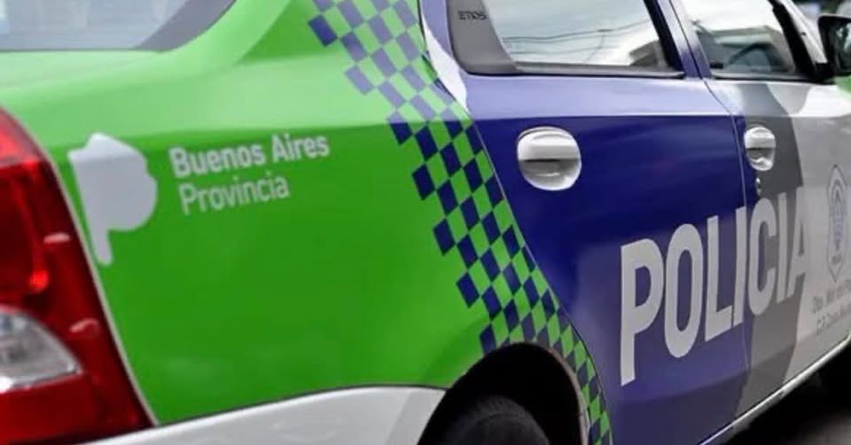 Violencia a la salida de una escuela: apedrearon a una docente, la hirieron y la amenazaron