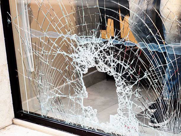 Rompieron la vidriera de un comercio, robaron dinero y un iPhone 13