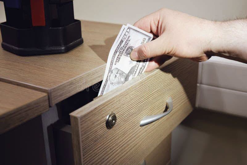 Aprehendieron a un hombre acusado de robarle dinero a su madre jubilada