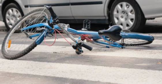 Una conductora de 79 años embistió a una ciclista, que sufrió golpes en la cabeza y fue hospitalizada 