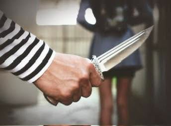 Amenazó con un cuchillo a su hermana y a un amigo de la familia: investigan un conflicto familiar